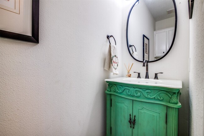 Building Photo - 7 Deer Lake Ct