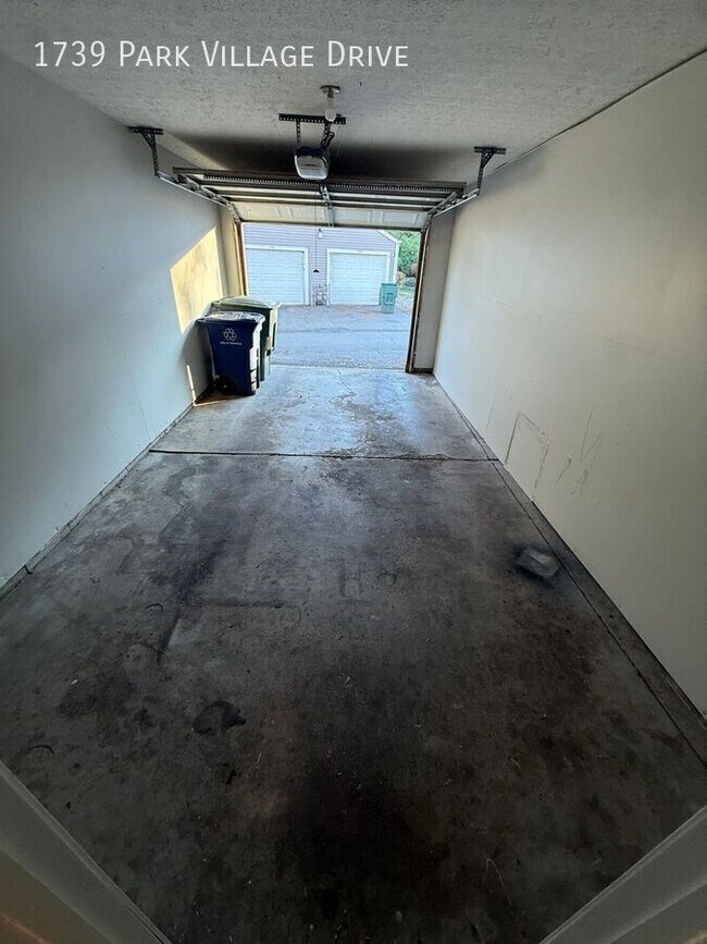 Building Photo - 1739 Park Village Dr
