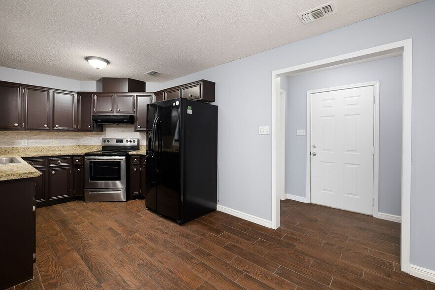 Building Photo - 1005 N Sabinas St