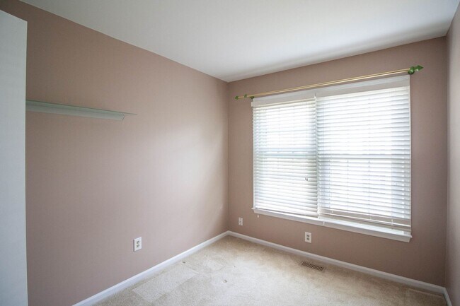 Building Photo - Gorgeous and updated 3Bd/2.5Bth townhome in the Town of Forest Hills! w/2 assigned parking space!