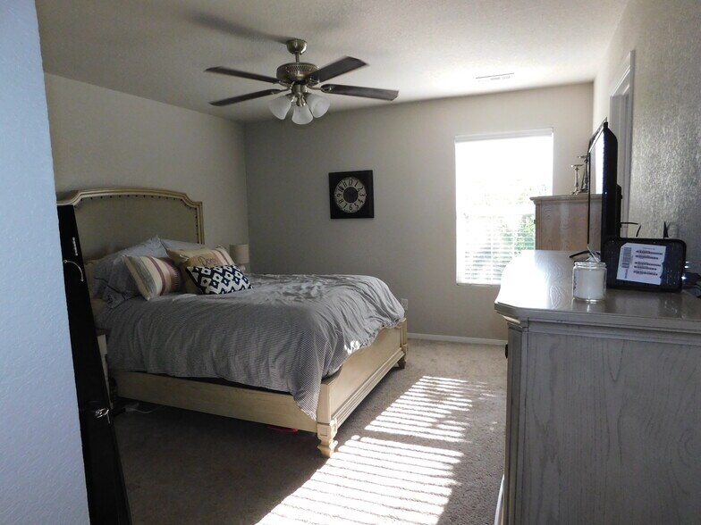 Building Photo - 5074 W Claxton Circle