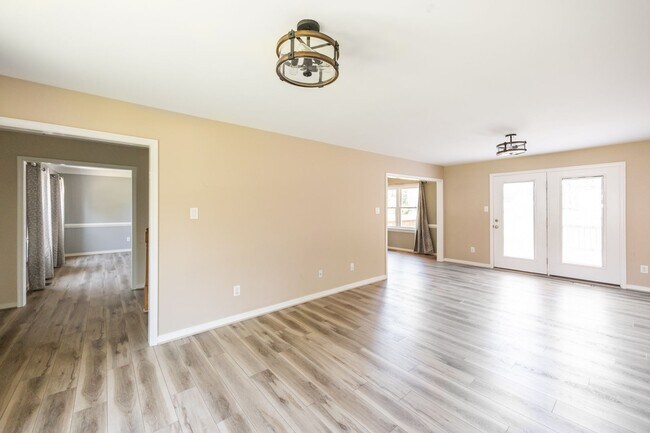 Building Photo - Large 4 Bedroom, 2.5 Bathroom Home in Mech...