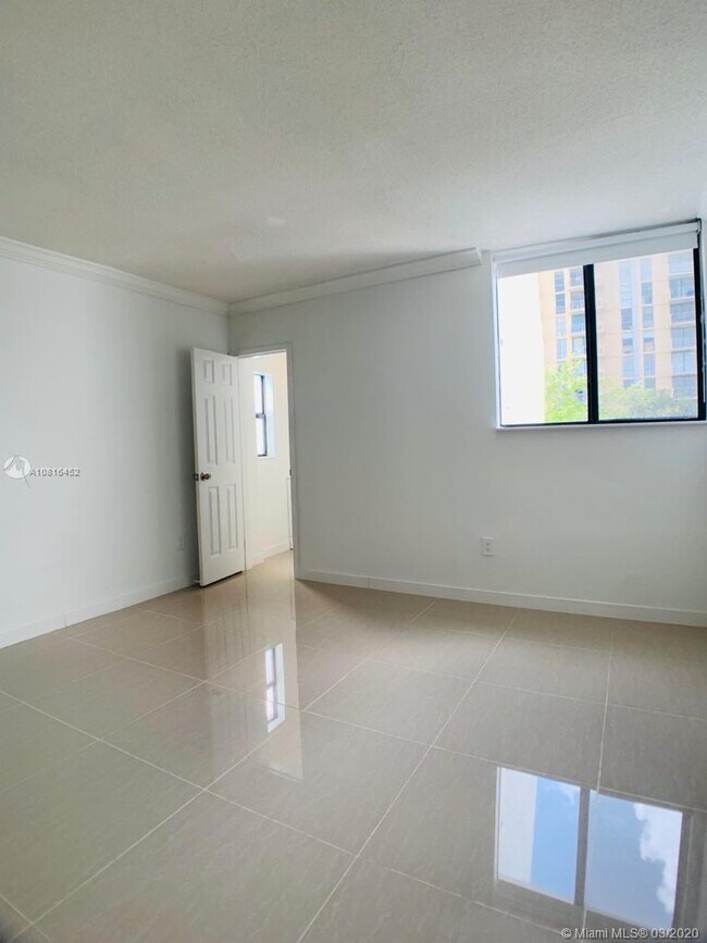 Building Photo - 2345 NE 135th St