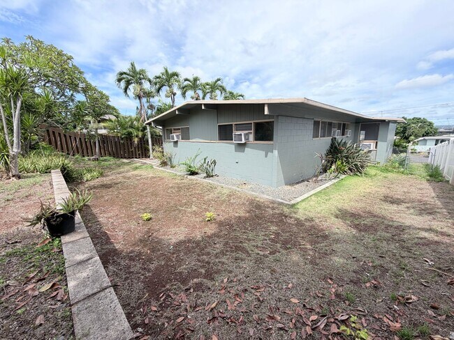 Building Photo - 1427 Puanakau St