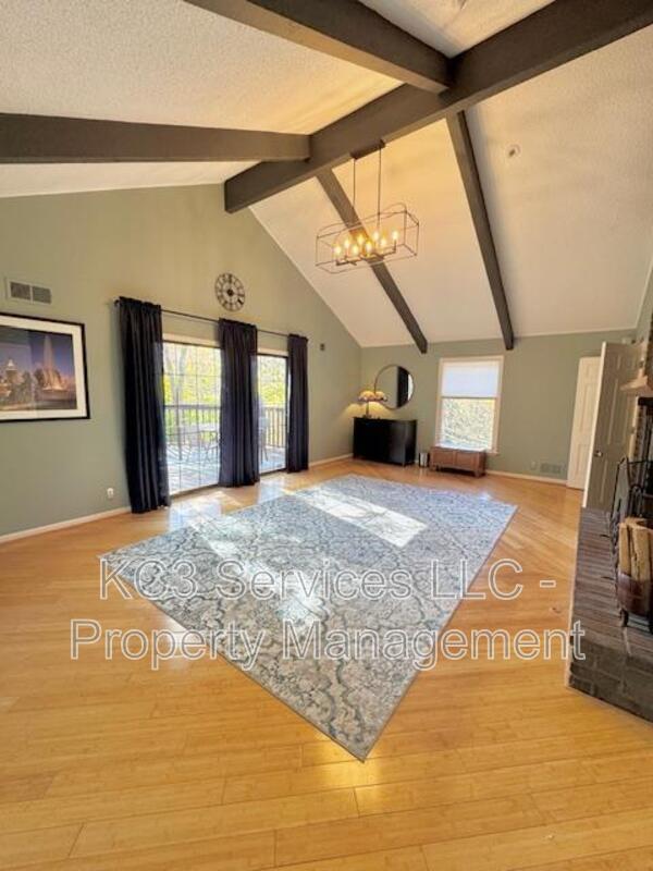 Building Photo - 615 E 101st Ter