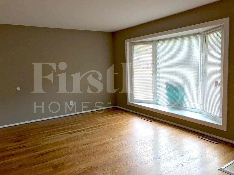 Building Photo - 910 Claver Ln