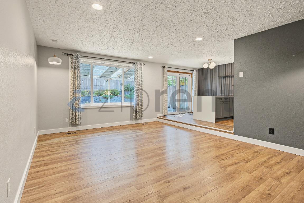 Building Photo - Unit