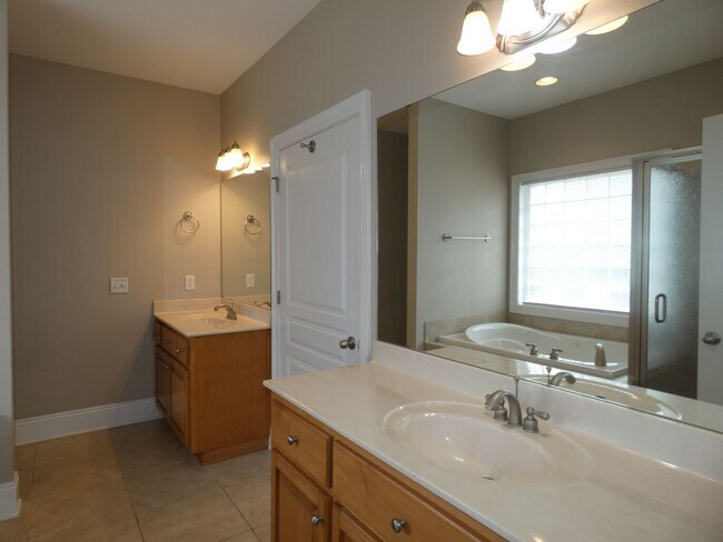 Building Photo - Marvelous Executive Pool Home in Hammersmith