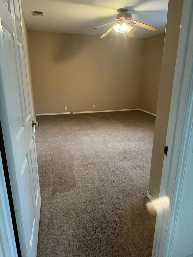 Large Second bedroom - 25 N Gate Rd