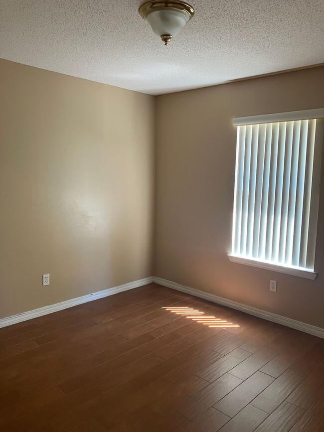 Building Photo - Two Bedroom Unit in Bustling 9 Mile Area i...
