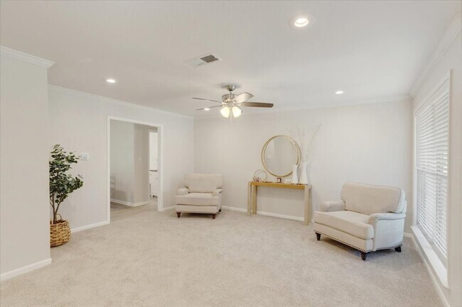 Building Photo - 470 W Marshall Dr