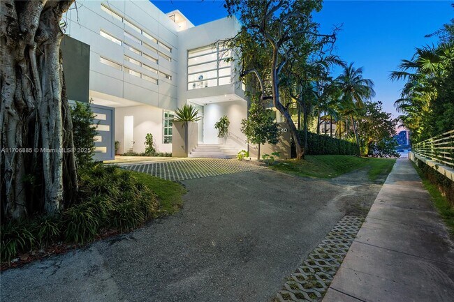 Building Photo - 440 S Hibiscus Dr
