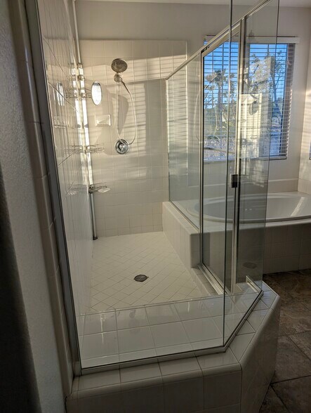 Master Bath - 9380 Dauchy Ave