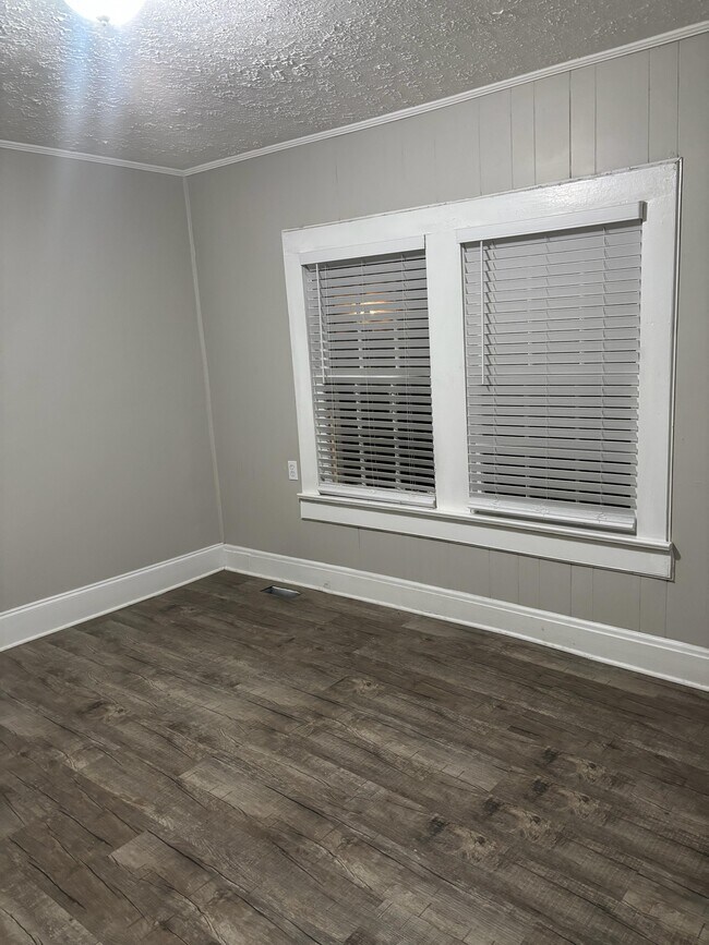 Building Photo - 554 Lynmore Ave