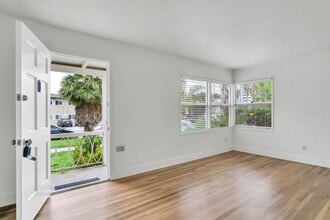 Building Photo - Chalcedony St Triplex 810-812