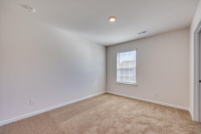 Building Photo - 587 King Clover Ln