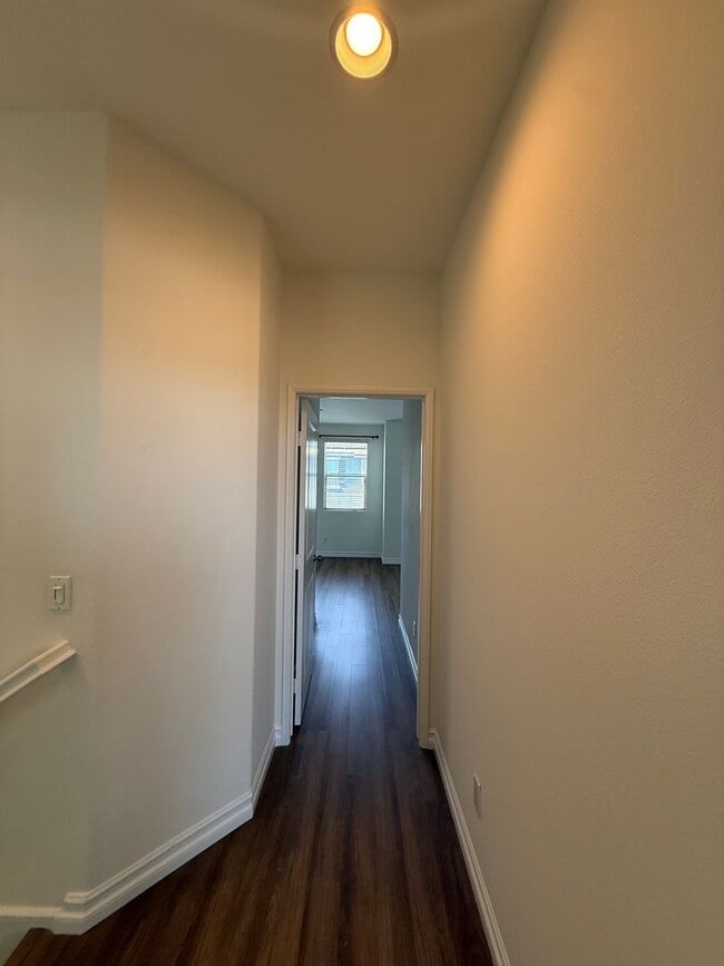 Building Photo - 2 Bedroom, 2.5 Bath Tri-level townhouse in Signal Hill