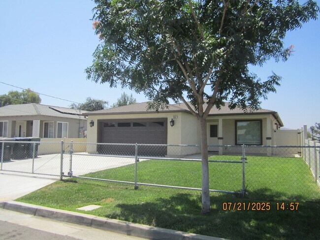 Building Photo - Immaculate Single Story Like New
