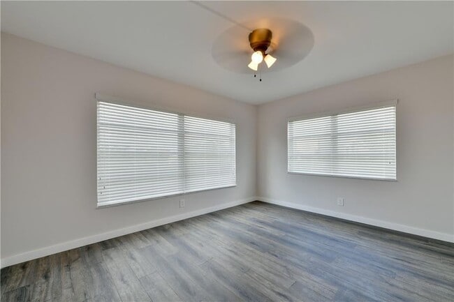Building Photo - 2751 N Palm Aire Dr