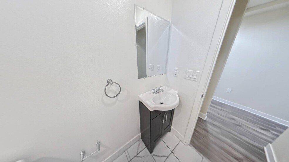 Building Photo - 630 1/2 W 79th St