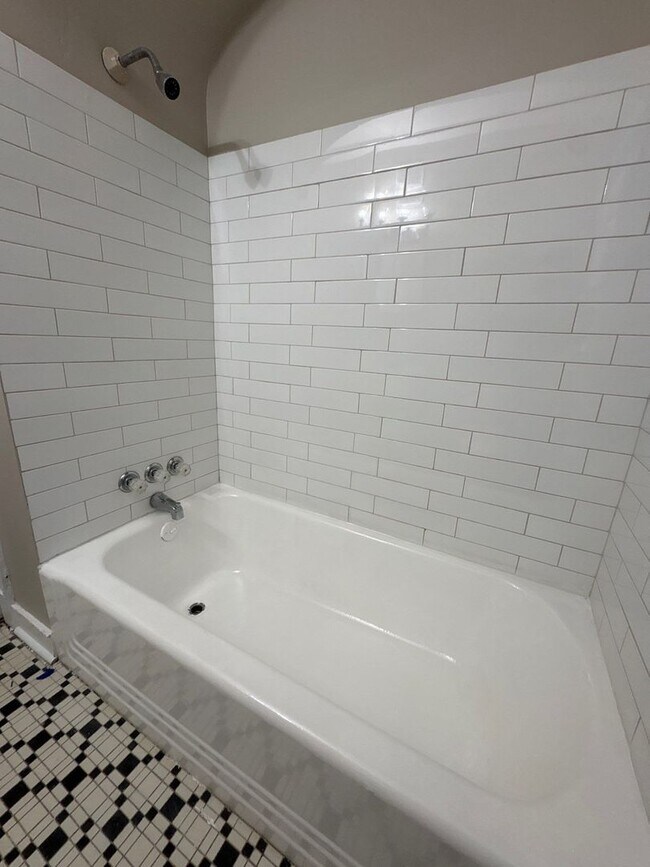 Building Photo - Newly Renovated Home in Hyde Park