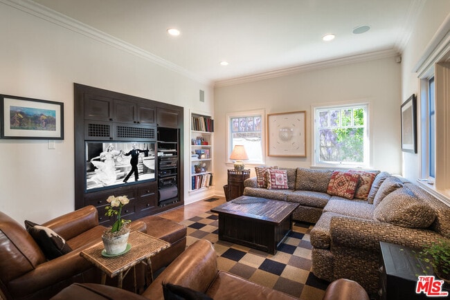 Building Photo - 427 12th St