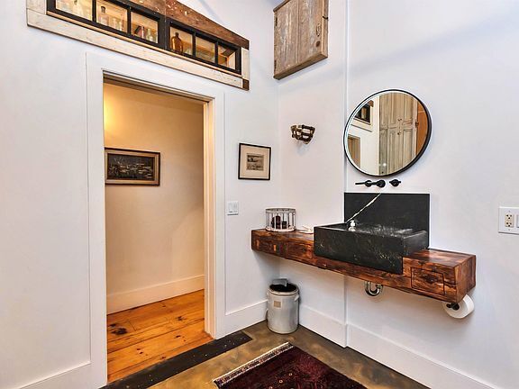 Building Photo - High end stunning condominium located at t...