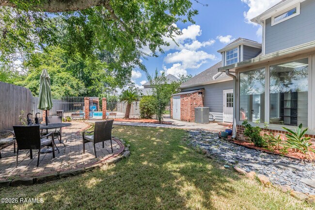 Building Photo - 300 Oak Hollow Dr