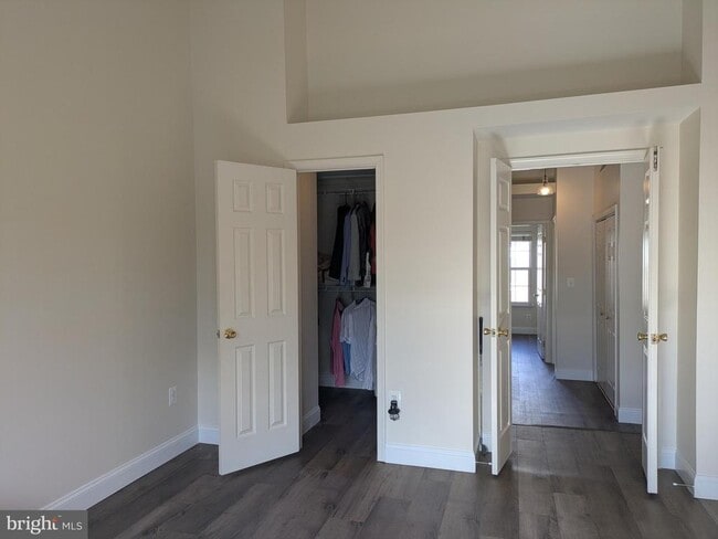 Building Photo - 21785 Brondesbury Park Terrace