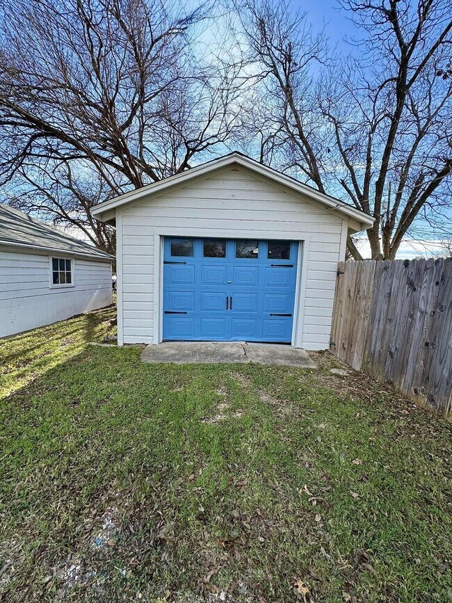 Building Photo - 4000 Austin Ave