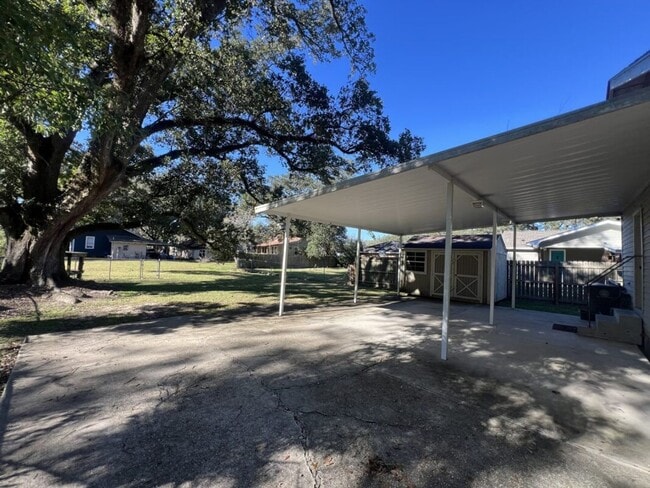 Building Photo - Location!  Location!  Adorable 2 bedroom, 1 bath home near Zachary High