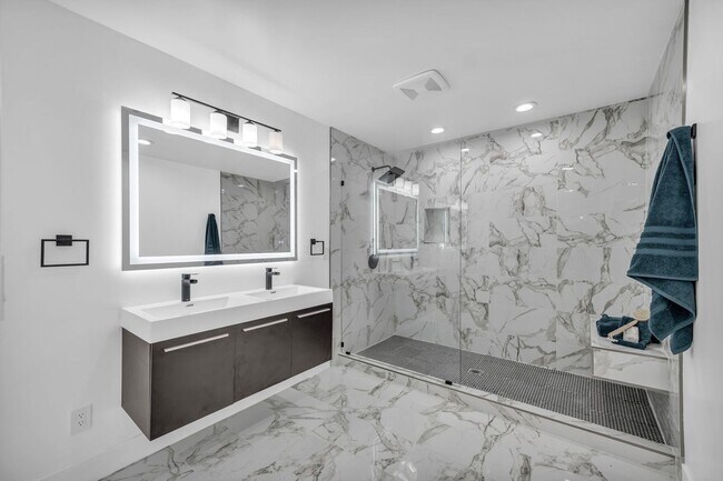 Building Photo - Meticulously renovated single-story contem...