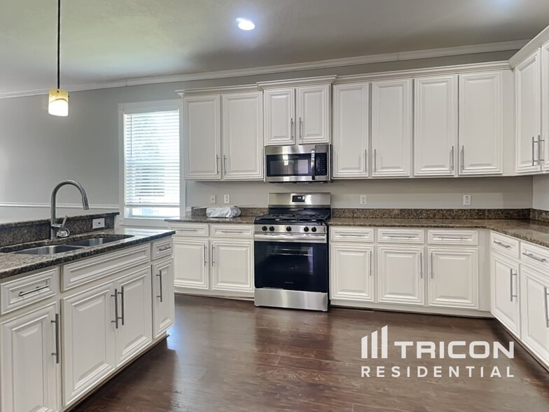 Building Photo - 20409 Sultana Ct