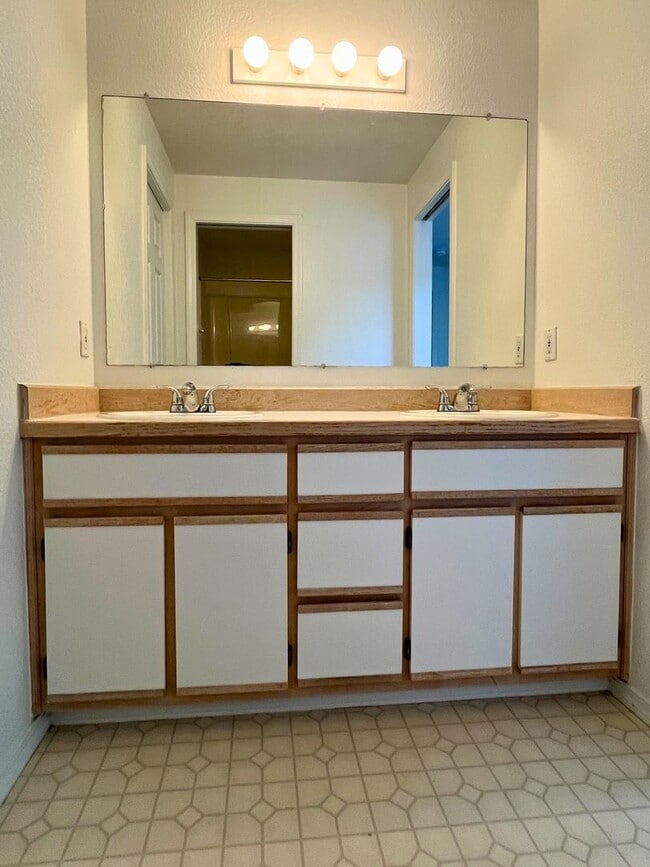Building Photo - (BRO) 2 Bedroom/2 Bathroom with a Loft