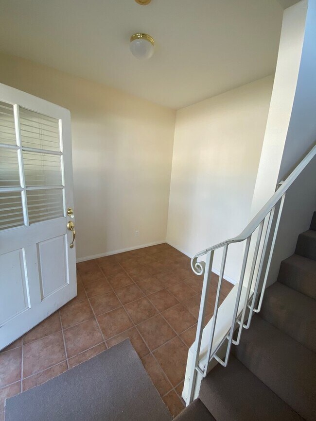 Building Photo - Santa Barbara - Cute two bedroom, one bath...