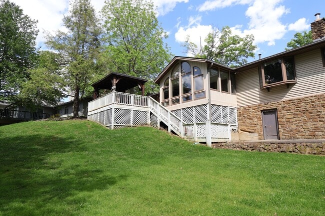 Building Photo - 690 Terrace Lake Rd