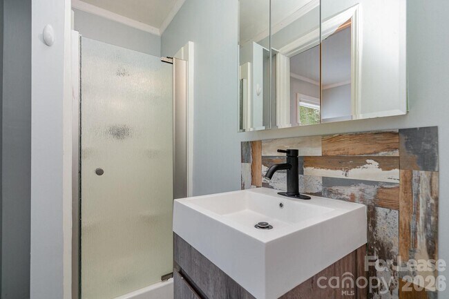 Building Photo - 1005 Home Trail