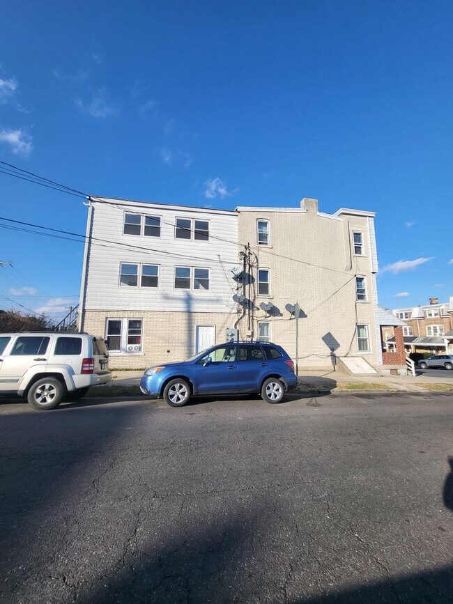 Building Photo - 902 N 5th St