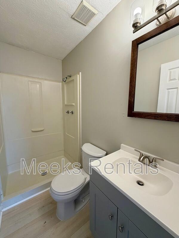 Building Photo - 205 Fairway Gardens Dr