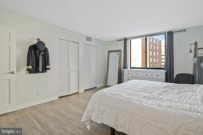 Building Photo - 3800 Fairfax Dr