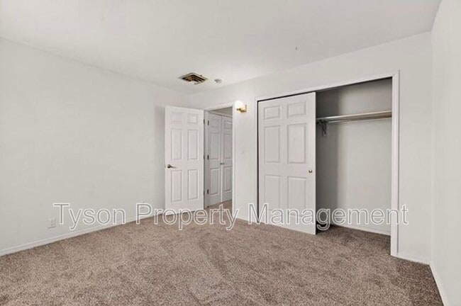 Building Photo - 1515 La Charles Dr NE