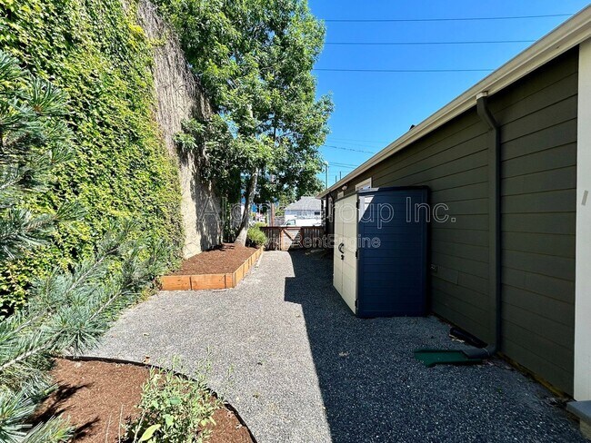 Building Photo - 4831 N Maryland Ave