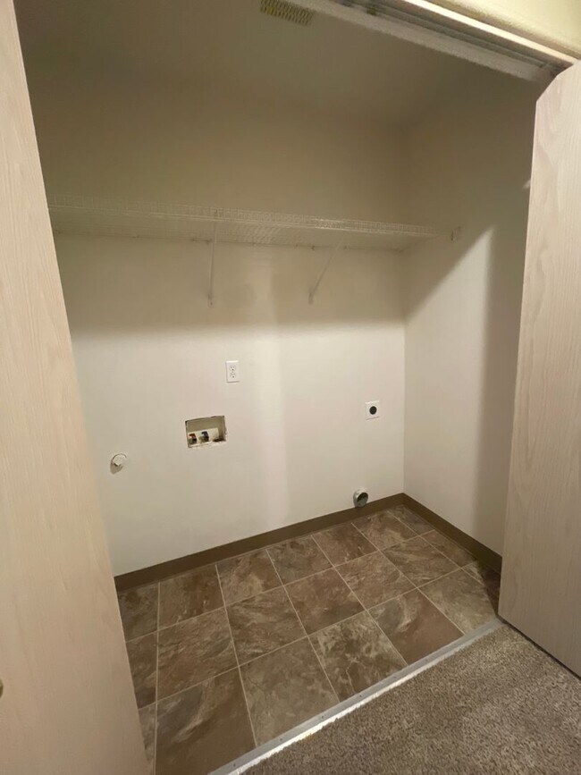 Building Photo - Rent Special: FREE February's Rent