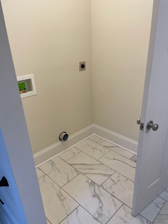 Building Photo - Beautifully  Renovated 2 bed 2 bath Home in Shelby Park!