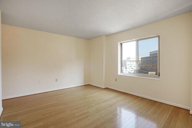 Building Photo - 2121 Jamieson Ave