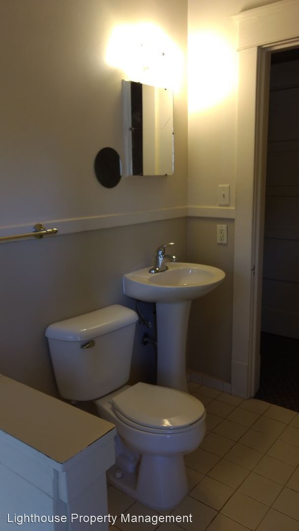 Building Photo - 231 Lyon St NE