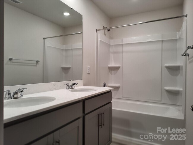 Building Photo - 1404 Secrest Cmns Dr