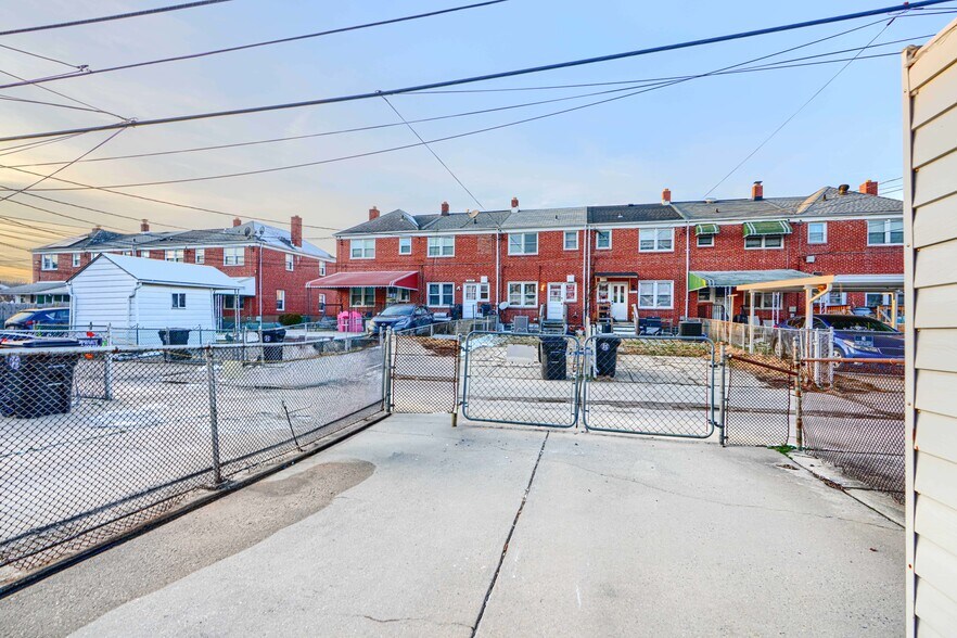 Building Photo - 2123 Graythorn Rd