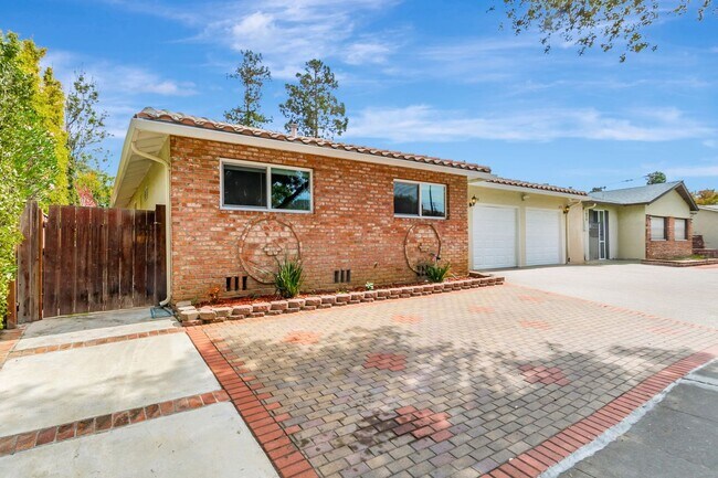 Building Photo - Great Updated Sunnyvale Home Near Tech Com...