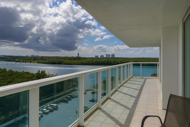Building Photo - 100 Bayview Dr